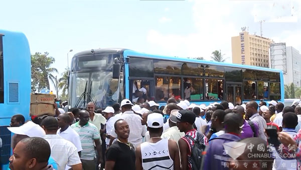 Golden Dragon Bus Received a Warm Welcome from Tanzanian People