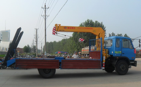 Dongfeng 6.3 ton truck mounted crane
