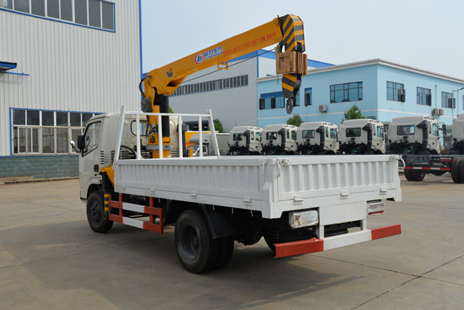 Dongfeng 4*2 2 ton truck mounted crane