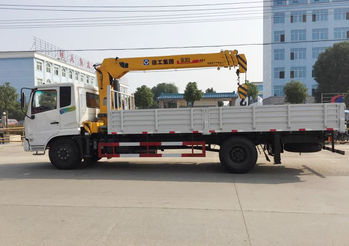 Dongfeng 5 ton truck mounted crane