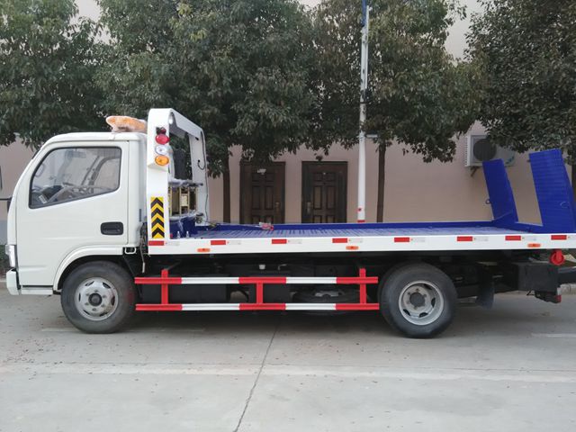 DONGFENG 3 ton flatbed wrecker truck