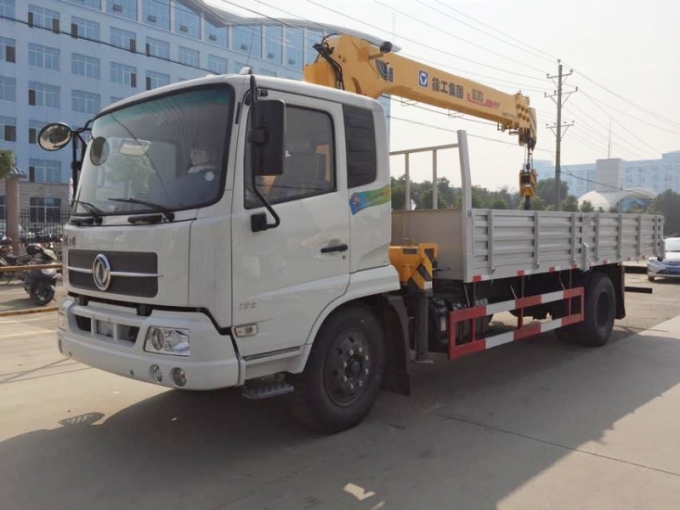 Dongfeng 5 ton truck mounted crane