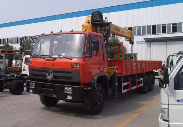 Dongfeng 6x4 6 ton truck mounted crane