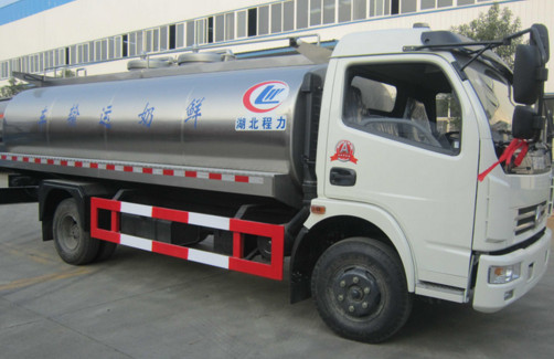 DONGFENG 4X2 8000L fresh milk tank truck