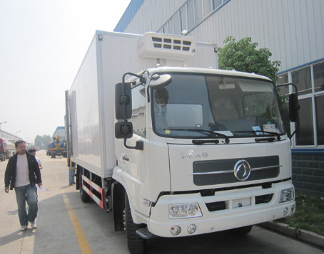 Dongfeng Tianjin 4X2 Refrigerator Van Truck