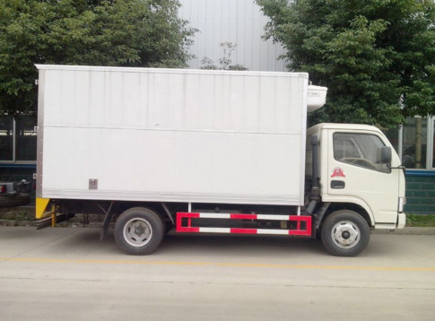 dongfeng small seafood refrigerated truck