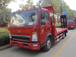 SINOTRUK HOWO 4X2 mini flatbed transporting truck