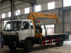Dongfeng EQ5128G 4X2 wrecker truck with crane 5T