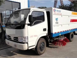 Dongfeng 4x2 Street Sprinkler City Road Cleaning Sweeper Truck