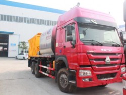 Sinotruck Howo synchronous chip sealer bitumen truck