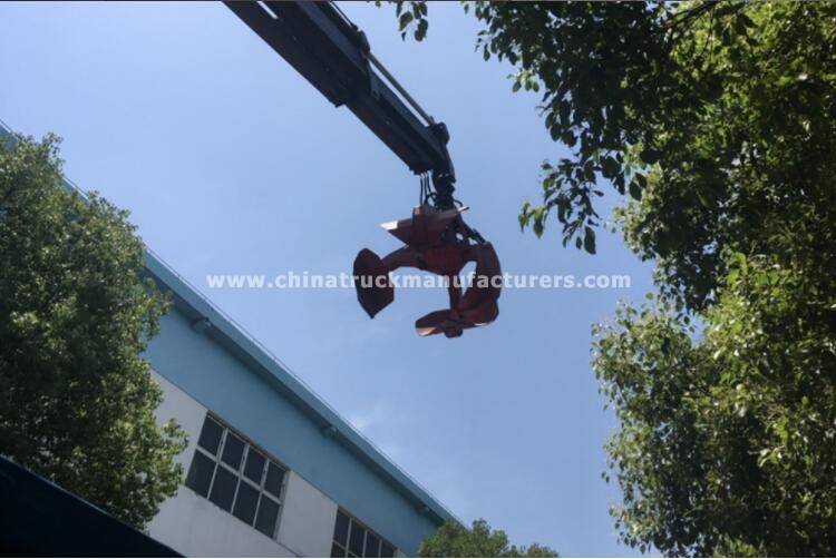 4x2 Dongfeng cargo truck with 5 tons knuckle crane with grab bucket