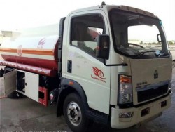 China HOWO 1000 gallon fuel tank trucks