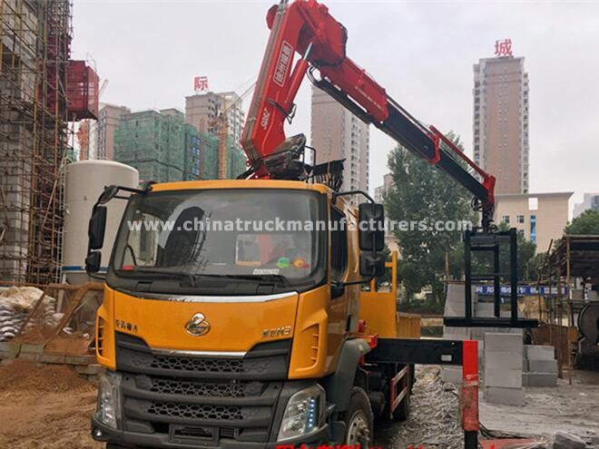 Liuqi Chenglong 4x2 6.3 ton folding arm truck with crane