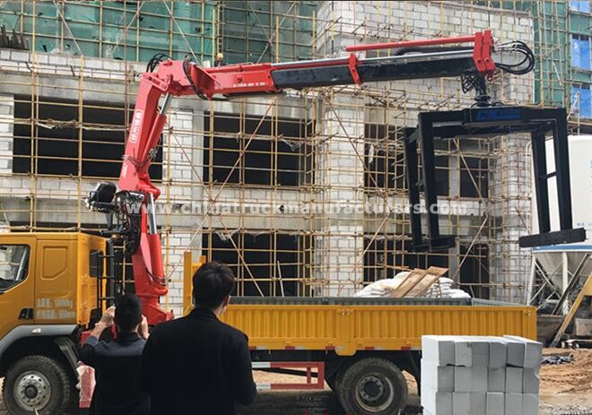Liuqi Chenglong 4x2 6.3 ton folding arm truck with crane