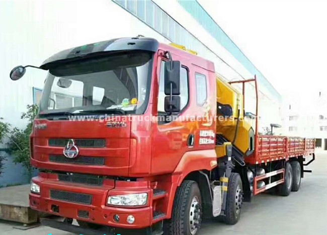 Liuqi Chenglong 8x4 25 ton folding arm truck with crane