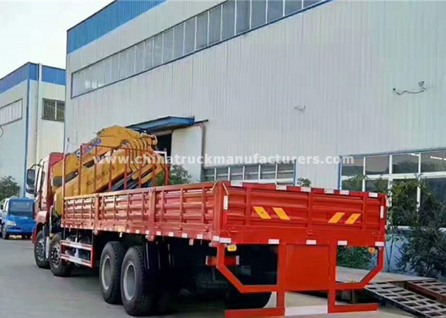Liuqi Chenglong 8x4 25 ton folding arm truck with crane