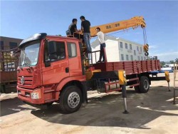 Dayun 4x2 3.2 ton Lorry-mounted crane
