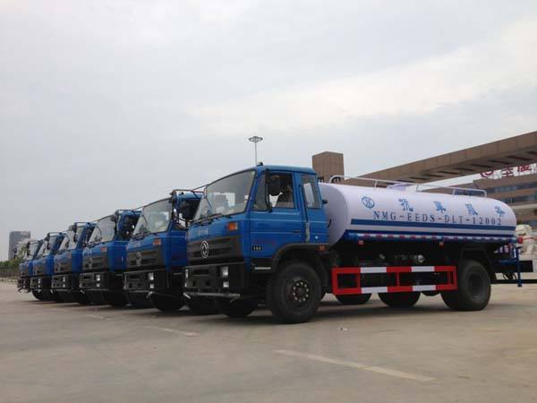 Do<em></em>ngfeng 12000 liter water tank truck 