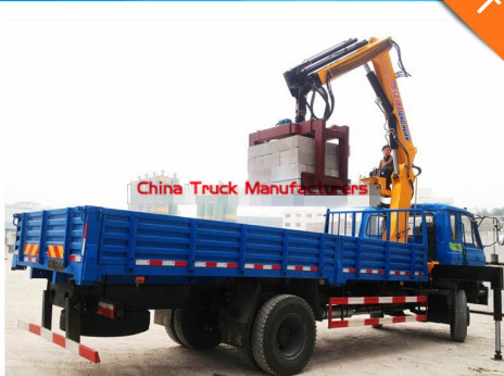 Dongfeng 4x2 truck with Brick crane