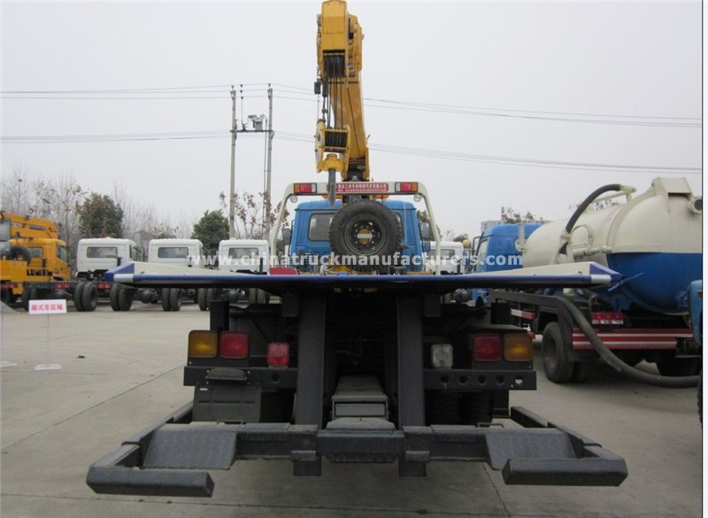Dongfeng flatbed tow truck with crane