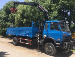 4x2 Dongfeng cargo truck with 5 tons knuckle crane with grab