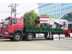 8*4 China 30 ton crane truck