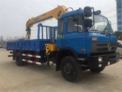 Dongfeng 4x2 5 ton truck with crane