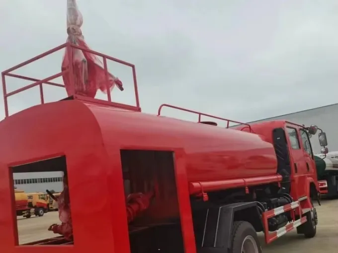 HOWO 4X4 5000L Water Tank Fire Firefighting Truck Picture