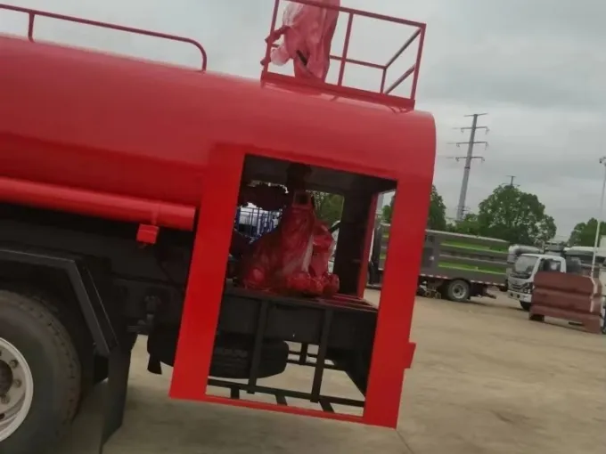 HOWO 4X4 5000L Water Tank Fire Firefighting Truck Picture